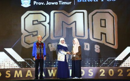Gubernur Khofifah Serahkan Penghargaan SMA Awards