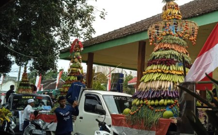 Puluhan Tumpeng Meriahkan Kirab Hasil Bumi di Desa Lampeji Jember