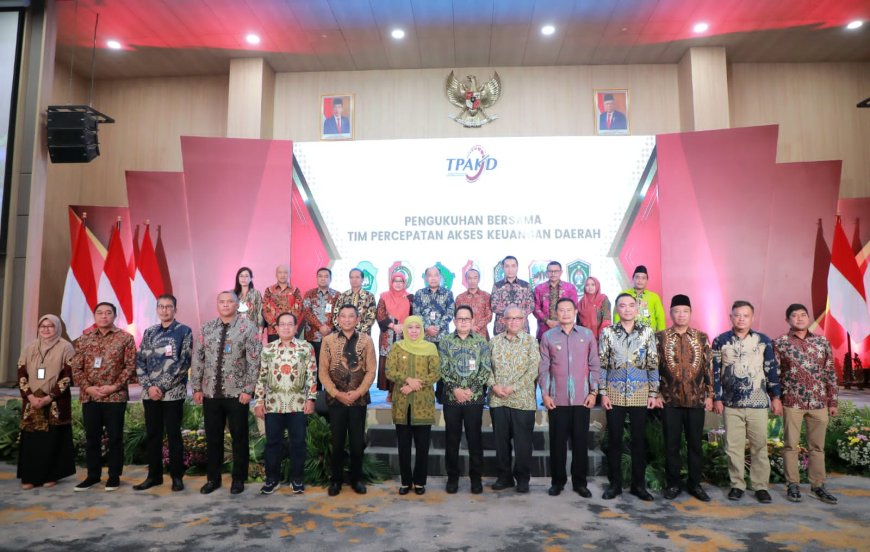 Khofifah Kukuhkan 7 Tim TPKAD di Jawa Timur