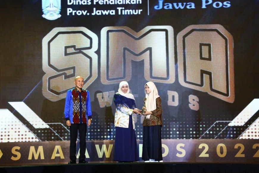 Gubernur Khofifah Serahkan Penghargaan SMA Awards