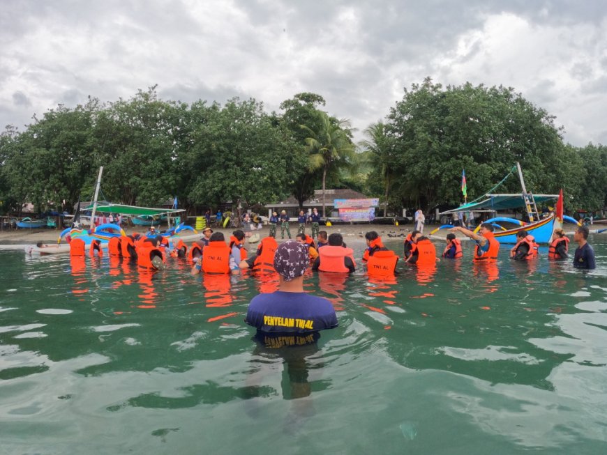 UIN KHAS Jember Latihan Water Rescue di Pasput Situbondo