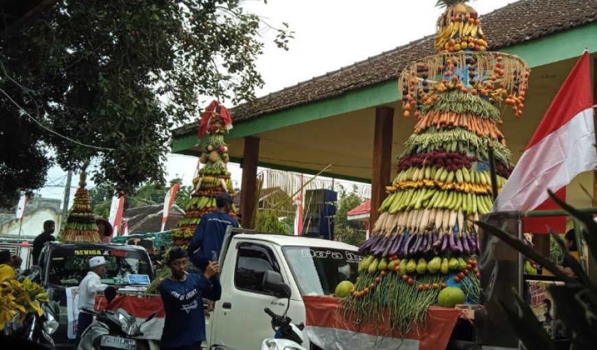 Puluhan Tumpeng Meriahkan Kirab Hasil Bumi di Desa Lampeji Jember