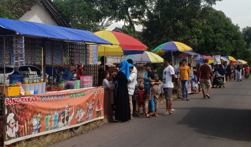 Kirab Hasil Bumi Desa Lampeji Jember Membeludak, UMKM Tersenyum Girang