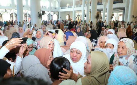 Hindari Kemacetan, Khofifah Jalan Kaki Pergi Salat Idul Fitri