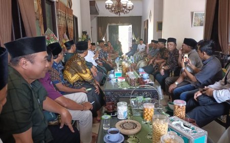 Pasca Hari Raya Idul Fitri, Rumah Ketua DPRD Bondowoso 'Digeruduk' Puluhan Kades