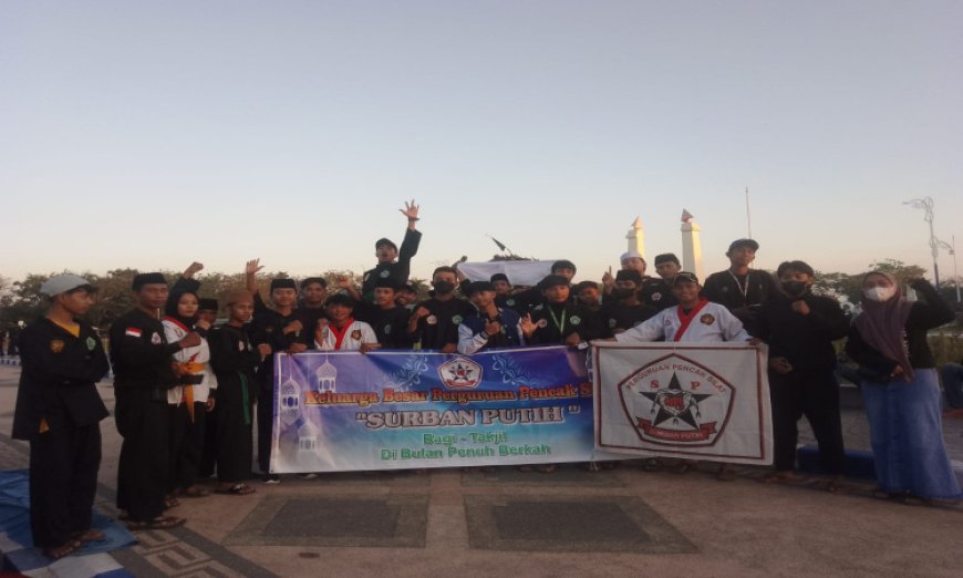 Jelang Buka Puasa, PPS Sorban Putih Sampang Bagi-bagi Takjil pada Para Pengguna Jalan