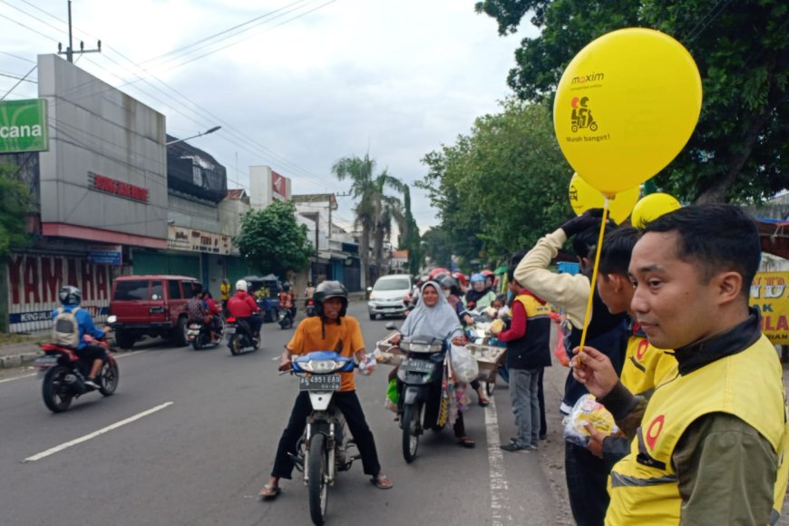 Tebar Kebaikan Rhamadan, Maxim Bagi Takjil di Kediri