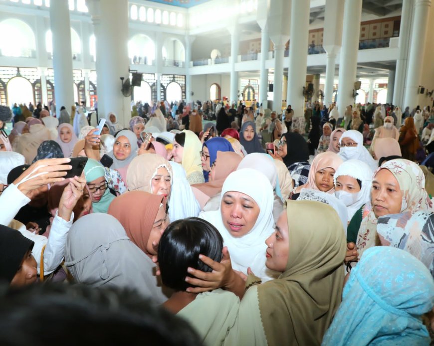 Hindari Kemacetan, Khofifah Jalan Kaki Pergi Salat Idul Fitri