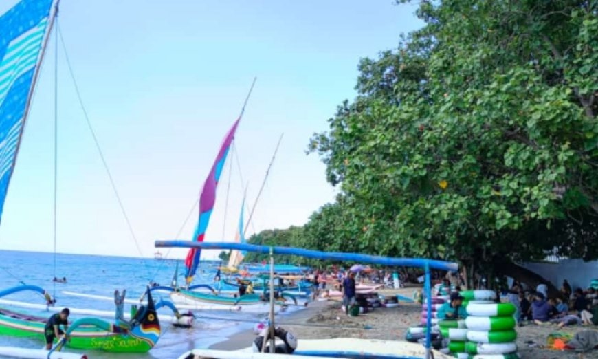 Dua Hari Pasca Lebaran, Pasir Putih Situbondo Mulai Kebanjiran Wisatawan