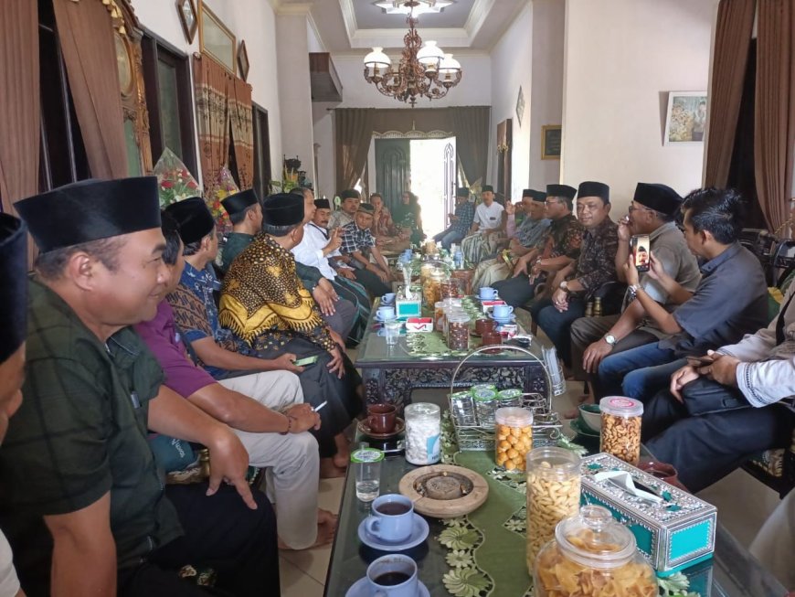 Pasca Hari Raya Idul Fitri, Rumah Ketua DPRD Bondowoso 'Digeruduk' Puluhan Kades
