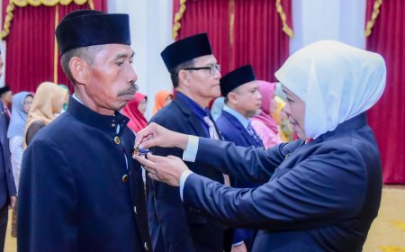 Gubernur Khofifah Sematkan Satyalencana Karya Satya Pada Ratusan Guru