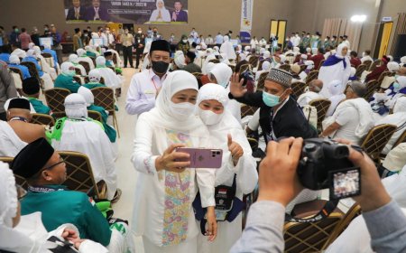 Guber Khofifah Berbagi Tips Sehat Untuk Jaga Mental dan Fisik Selama Ibadah di Tanah Suci