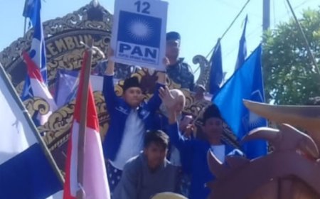 Partai Amanat Nasional Daftarkan Calon Legislatif Diiringi Abang Becak