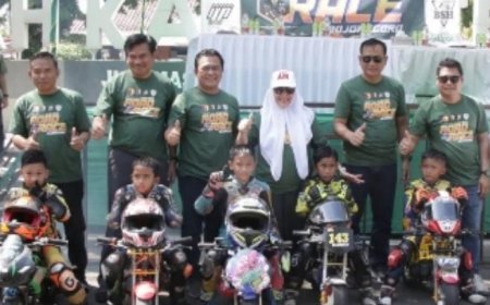 Bupati Anna Mu'awanah Hadir Dalam Dandim 0813 Cup Road Race Di Alun Alun Bojonegoro