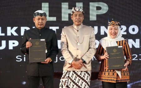 Bupati Bojonegoro Anna Mu'awanah Terima LHP Dari Ketua BPK Jawa Timur Dengan Predikat WTP