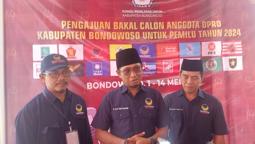 Diarak Pakai Bentor ke KPU Bondowoso, Bacaleg Partai Nasdem jadi Pendaftar ke Dua