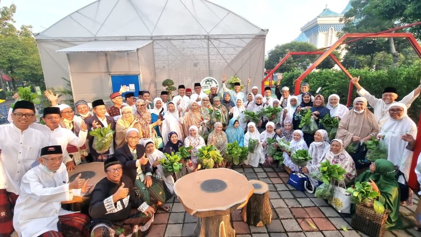 Majelis Tartil Shubuh Panen Sawi-Terong di Urban Farming MAS