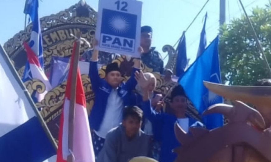 Partai Amanat Nasional Daftarkan Calon Legislatif Diiringi Abang Becak