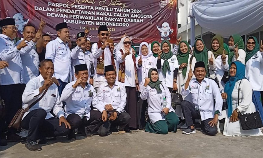 Ketua DPC PKB Bojonegoro Bawa 50 Bacaleg Mendaftar ke KPU