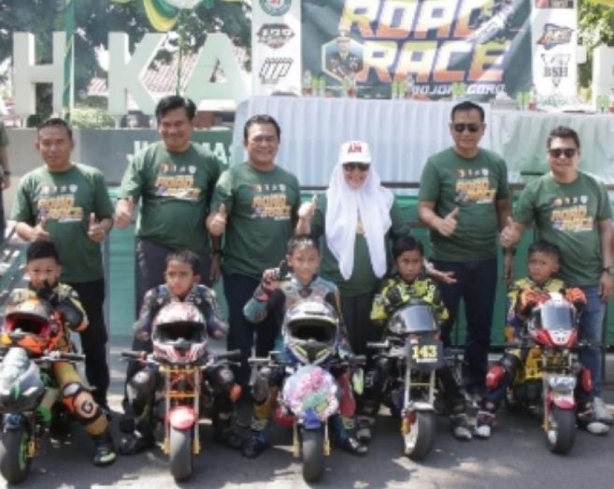 Bupati Anna Mu'awanah Hadir Dalam Dandim 0813 Cup Road Race Di Alun Alun Bojonegoro