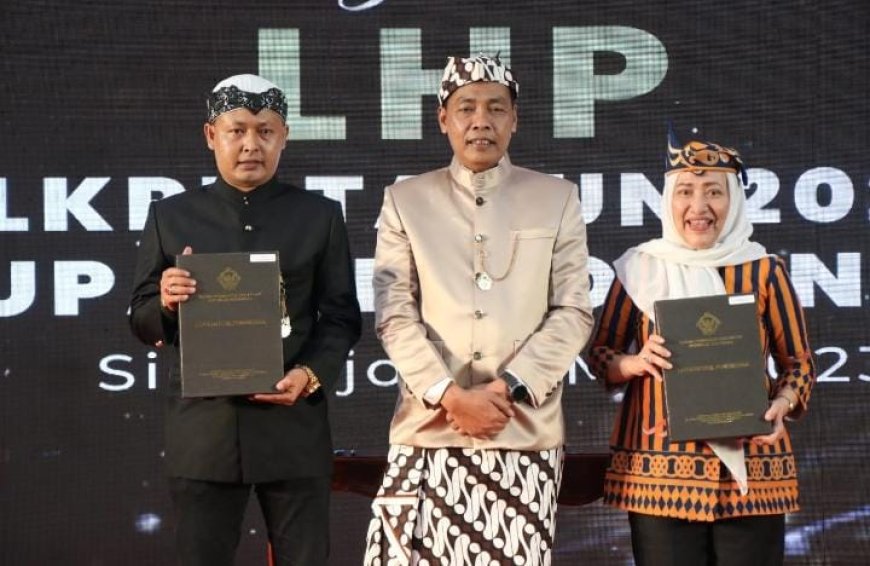 Bupati Bojonegoro Anna Mu'awanah Terima LHP Dari Ketua BPK Jawa Timur Dengan Predikat WTP