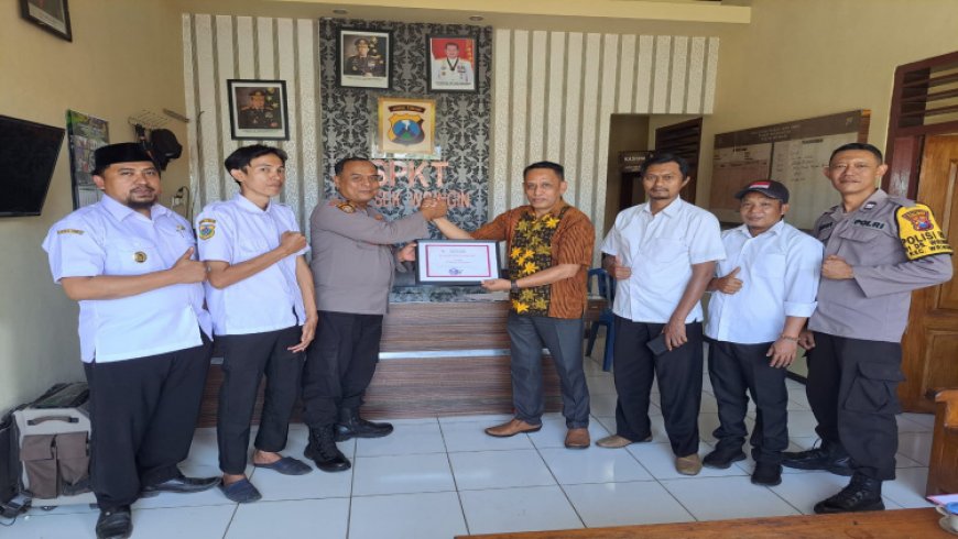Kapolsek Wringin Bondowoso Terima Piagam Penghargaan Dari Kepala Desa Gubrih, Ini Sebabnya