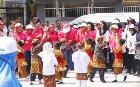 Arumi Bachsin Dampingi Kedatangan Ibu Negara di Surabaya