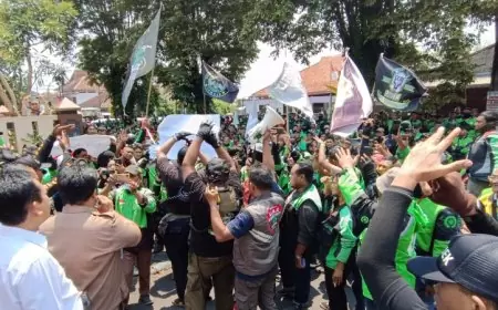 Tak Ditemui Bupati, Ribuan Ojol Jember Kecewa