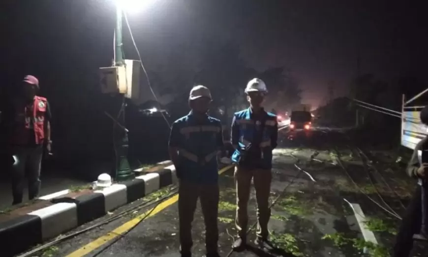 9 Tiang Listrik PLN Sumenep Roboh, Pengendara Mengabadikan Sebagai Foto Selfie