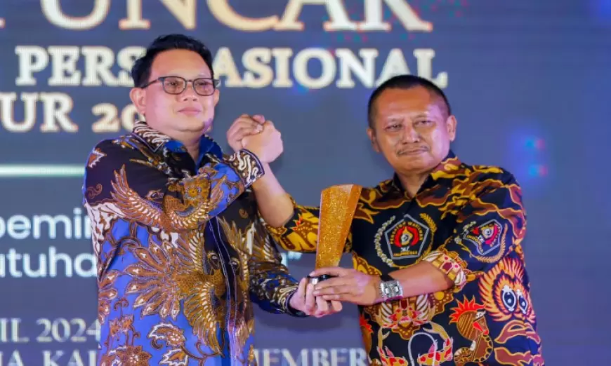 Puncak HPN 2024, Pj Gubernur Terima Penghargaan PWI Jatim Award